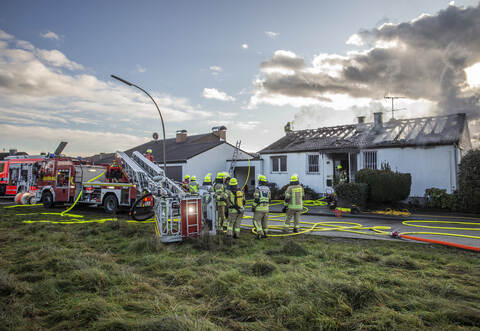 Mit insgesamt 78 Einsatzkräften kämpften die Einsatzkräfte gegen die Flammen in dem Einfamilienhaus.