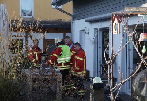 Die Feuerwehr musste gewaltsam in ein gerade von den Hausbewohnern verlassenes Haus eindringen, um einen brennenden Adventskranz zu löschen. Foto: Einsatz-Report24