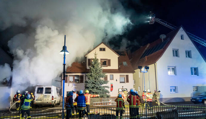 Ein Wohnhaus mit angrenzender Scheune stand in Weiler in Flammen. Ein Wohnhaus mit angrenzender Scheune stand in Weiler in Flammen.