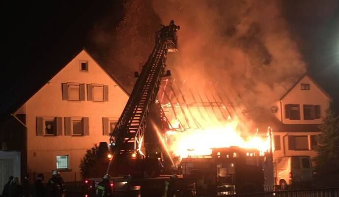 Lichterloh steht das Wohnhaus in Flammen. Lichterloh steht das Wohnhaus in Flammen.