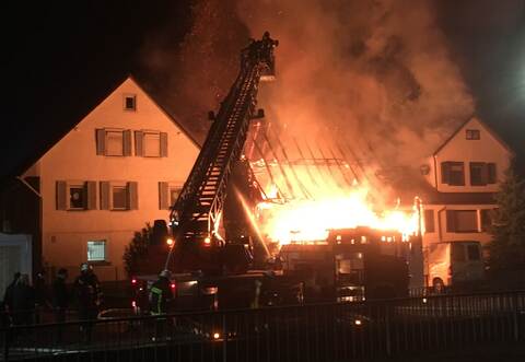 Lichterloh steht das Wohnhaus in Flammen.