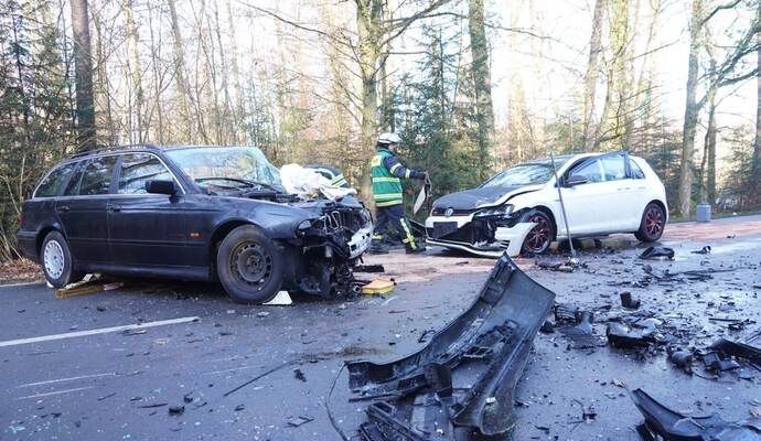 Alle drei beteiligten Fahrzeuge mussten abgeschleppt werden.