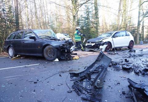 Alle drei beteiligten Fahrzeuge mussten abgeschleppt werden.