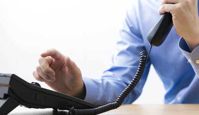 Die Unbekannten versuchen zunächst am Telefon, ihre Opfer zu täuschen.