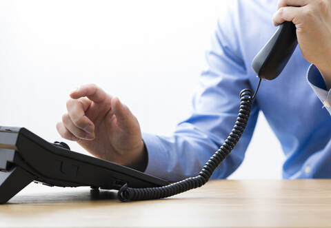 Die Unbekannten versuchen zunächst am Telefon, ihre Opfer zu täuschen.