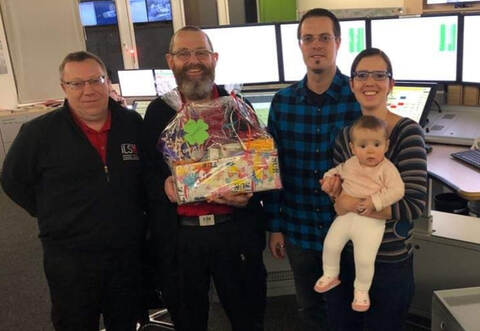 Die Disponenten Guido Schacht (von links) und Markus L. Rabold freuten sich über den Besuch von Benjamin und Melanie Dinkler mit Töchterchen Lea in der Integrierten Leitstelle.