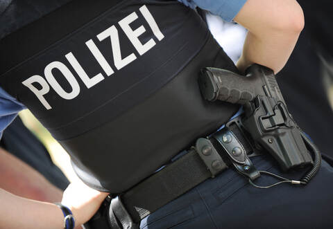 Nur die gezogenen Waffen der Polizisten konnten den Mann dazu bringen, sein Messer wegzulegen.