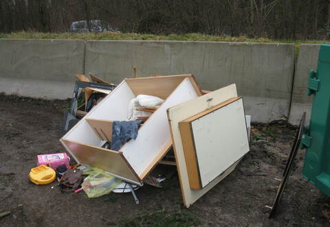 Unbekannte haben ihren Renovierungsabfall einfach illegal entsorgt.