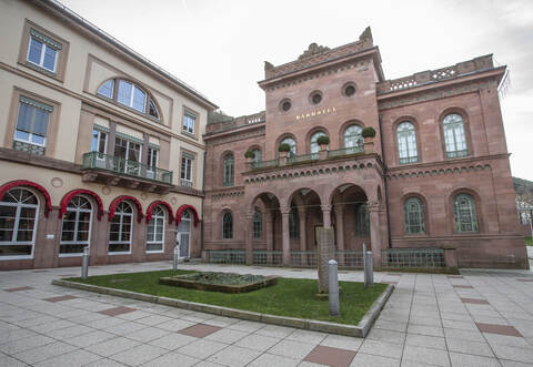Das historische Bad Wildbader Badhotel wurde mit großem Aufwand saniert. Es bietet einen direkten Zugang zum Palais Thermal (rechts). Die Inhaber-Familie Mokni klagt nun über mangelndes Interesse des Gemeinderats.