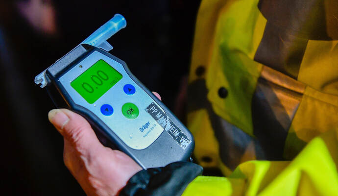 Bei einem Unfall unter Alkoholkonsum entstand ein Sachschaden in Höhe von mehreren tausend Euro. Bei einem Unfall unter Alkoholkonsum entstand ein Sachschaden in Höhe von mehreren tausend Euro.