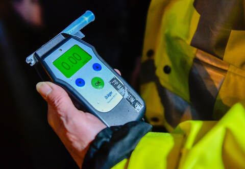 Bei einem Unfall unter Alkoholkonsum entstand ein Sachschaden in Höhe von mehreren tausend Euro.