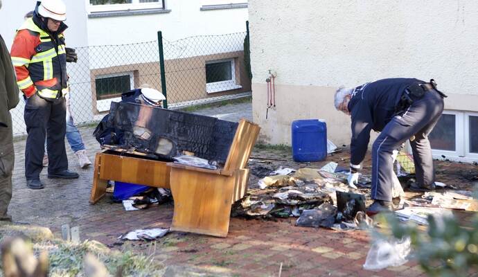 Aus bisher unbekannten Gründen fing eine Eckbank Feuer. Aus bisher unbekannten Gründen fing eine Eckbank Feuer.