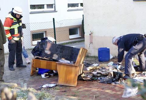 Aus bisher unbekannten Gründen fing eine Eckbank Feuer.