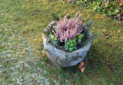 Der Blumentrog in Gräfenhausen stellte sich als mittelalterlicher Taufstein heraus.