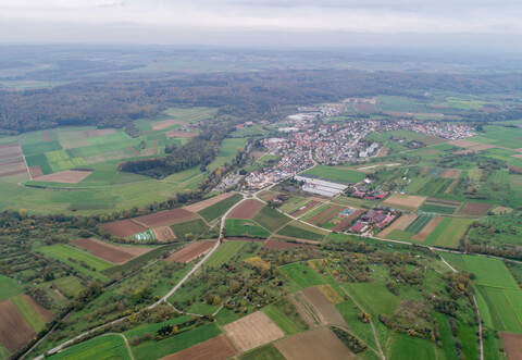 Die Kreuzung Großglattbacher Weg/Pinacher Straße befindet sich im hinteren Bereich der Luftaufnahme Lomersheim, nahe des größeren weißen Gebäudes.