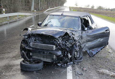 Den Rettungskräften bot sich ein Bild der Verwüstung an der Unfallstelle.