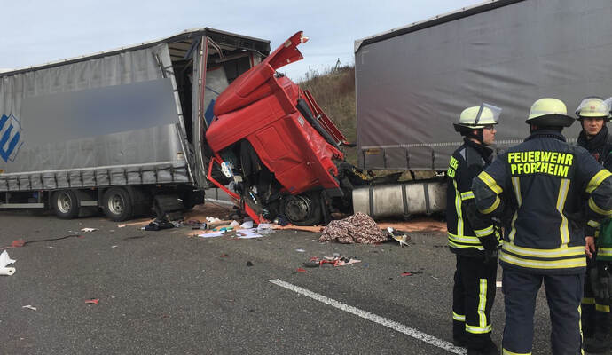 Ein Lkw-Fahrer ist bei dem Crash schwer verletzt worden.