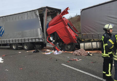 Ein Lkw-Fahrer ist bei dem Crash schwer verletzt worden.