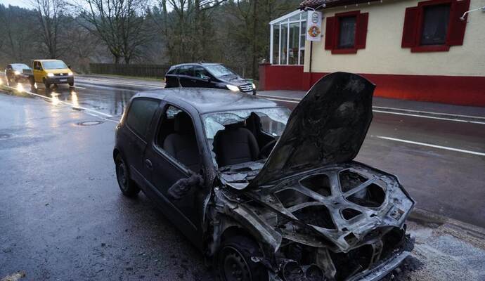 Der Wagen brannte komplett aus.