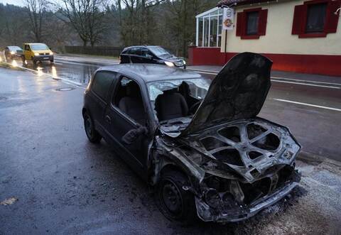 Der Wagen brannte komplett aus.