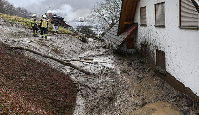 In Simonswald hatten sich infolge der Regenfälle schon am Montag Erdmassen an einem Hang gelöst. In Simonswald hatten sich infolge der Regenfälle schon am Montag Erdmassen an einem Hang gelöst.