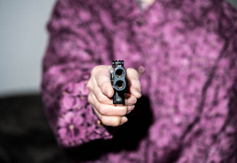 Eine Frau (Symbolbild) richtete am Dienstagmorgen in Ötisheim einen "waffenähnlichen Gegenstand" auf einen Anwohner und dessen Mutter. Dies führte zu einem Großeinsatz der Polizei.