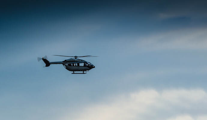 Unter anderem mit einem Polizeihubschrauber machte die Beamten Jagd auf Einbrecher.