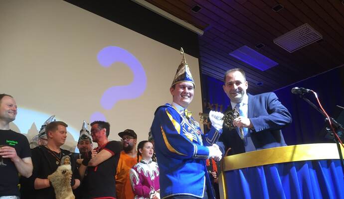 Bürgermeister Frank Spottek übergab den Rathaus-Schlüssel an den Schmellenprinzen Felix I und damit die Herrschaft über das Rathaus bis Aschermittwoch.