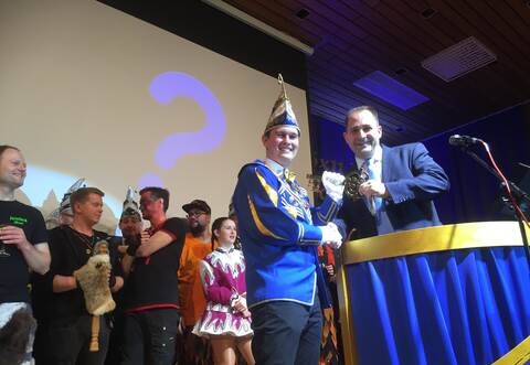 Bürgermeister Frank Spottek übergab den Rathaus-Schlüssel an den Schmellenprinzen Felix I und damit die Herrschaft über das Rathaus bis Aschermittwoch.