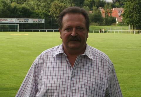 Hat vom Fußball noch nicht genug: der 74-jährige Schiedsrichter-Obmann Eckhart Streckfuss.