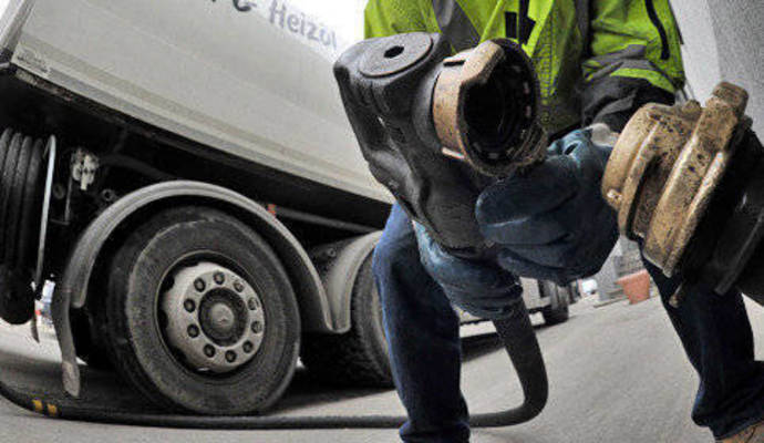 Dieseldiebe sollen 800 Liter Kraftstoff aus einer mobilen Tankanlage einer Baustelle in Tiefenbronn-Mühlhausen geklaut haben. Symbolbild: dpa