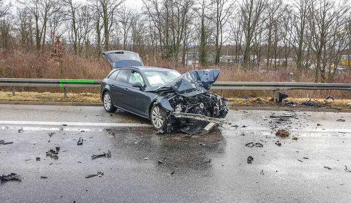 Zwei Personen wurden bei dem Unfall verletzt, eine starb. Die Aufnahme zeigt nicht den Wagen der tödlich verletzten Person.
