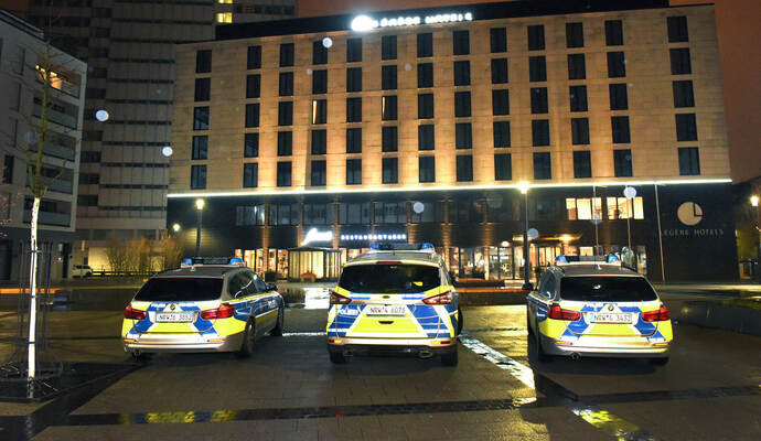Wegen einer Bombendrohung ist dieses Bielefelder Hotel in der Nacht auf Freitag geräumt worden.