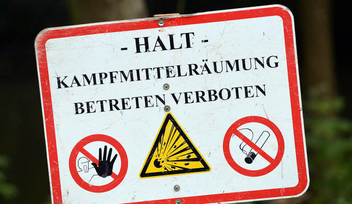 Sprengstoffexperten vom Kampfmittelbeseitigungsdienst bekommen es am Donnerstagvormittag mit einem herrenlosen Gegenstand bei einem Baumarkt in Mühlacker zu tun. Symbolbild: dpa
