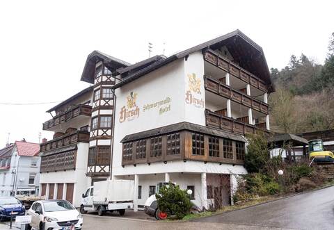 Stellplätze rund um den „Hirsch“ in Höfen sind rar. Der neue Eigentümer möchte auf dem Gelände mindestens 27 Parkplätze für die Bewohner der Eigentumswohnungen zur Verfügung stellen.