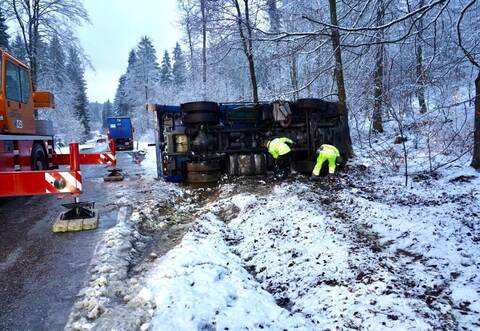 Bei einem Unfall zwischen Hemsheim und Malmsheim ein 22-Tonner-Lastwagen auf die Seite gefallen - Mutmaßlich wegen Straßenglätte.
