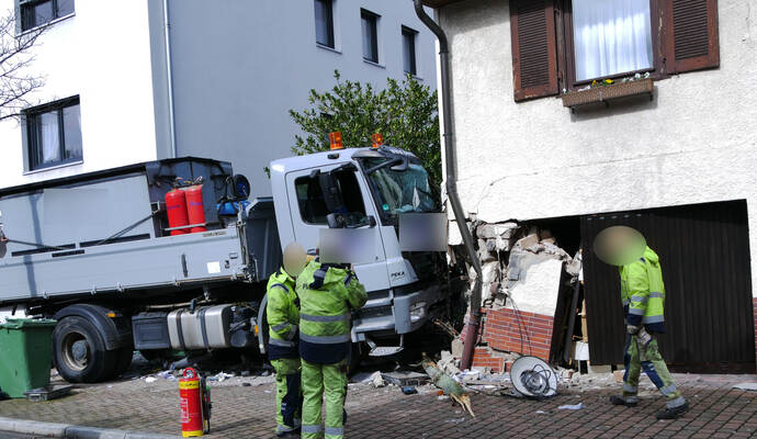Der Lkw rollte ohne Fahrer 100 Meter die Straße entlang, bis er in das Haus prallte.