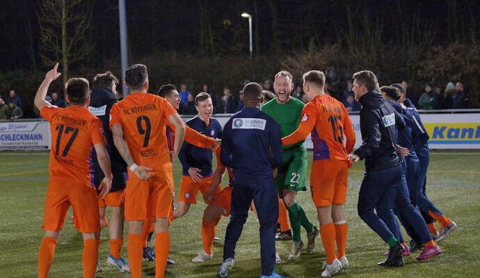 Freudentanz nach Finaleinzug: die Nöttinger Spieler setzten sich gegen Mühlhausen im Elfmeterschießen durch. Freudentanz nach Finaleinzug: die Nöttinger Spieler setzten sich gegen Mühlhausen im Elfmeterschießen durch.
