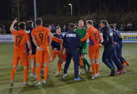 Freudentanz nach Finaleinzug: die Nöttinger Spieler setzten sich gegen Mühlhausen im Elfmeterschießen durch.