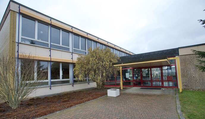 Dürfte schnell zum Tagesgespräch in Birkenfeld werden: Die Kinder einer mit dem Coronavirus infizierten Person gingen in die Ludwig-Uhland-Schule in Birkenfeld.