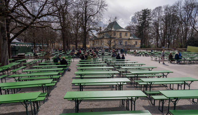 Der Biergarten in München, nahe dem Englischen Garten ist so gut wie leer. Die Menschen meiden andere Menschen aus Angst vor Ansteckung. Haben Sie ähnliche Beobachtungen gemacht? Dann schreiben Sie uns.
