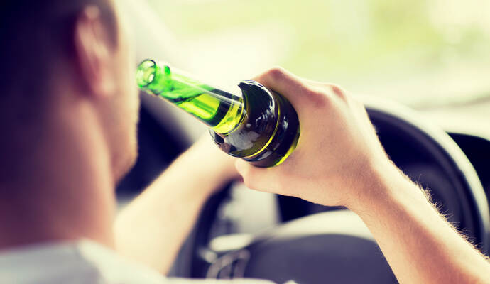 Der Autodieb hatte sich betrunken hinter das Steuer gesetzt. Der Autodieb hatte sich betrunken hinter das Steuer gesetzt.
