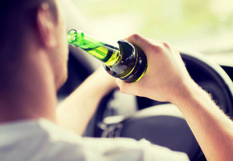 Der Autodieb hatte sich betrunken hinter das Steuer gesetzt.