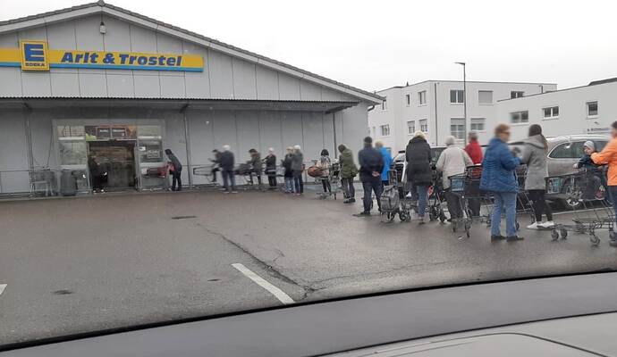 An einigen Edeka-Märkten in der Region sind nur noch 15 Einkäufe gleichzeitig möglich. Vor den Märkten bilden sich deswegen Warteschlangen.