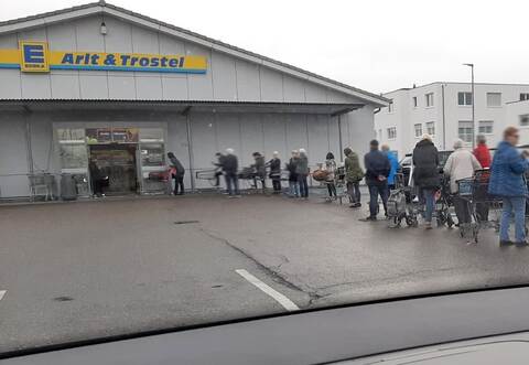 An einigen Edeka-Märkten in der Region sind nur noch 15 Einkäufe gleichzeitig möglich. Vor den Märkten bilden sich deswegen Warteschlangen.