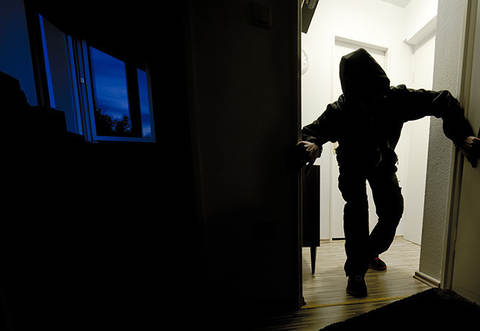 Die Unbekannten nahmen unter anderem Headsets der Marke Sennheiser, ein Samsung-Handy und einige Feuerzeuge mit.