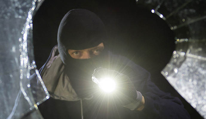 Bislang unbekannte Täter haben eine Scheibe auf der Rückseite eines Firmengebäudes in der Siemensstraße in Wimsheim beschädigt.