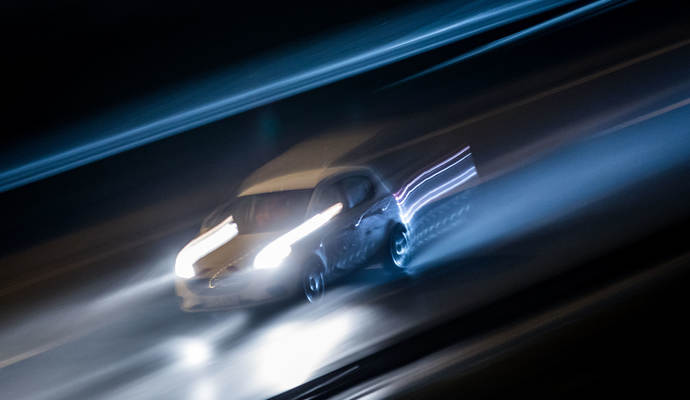 An einer Linkskurve geriet ein 24-Jähriger offenbar wegen zu hoher Geschwindigkeit nach rechts von der Fahrbahn ab, wurde von der dortigen Leitplanke abgewiesen und auf die Gegenfahrbahn geschleudert. An einer Linkskurve geriet ein 24-Jähriger offenbar wegen zu hoher Geschwindigkeit nach rechts von der Fahrbahn ab, wurde von der dortigen Leitplanke abgewiesen und auf die Gegenfahrbahn geschleudert.