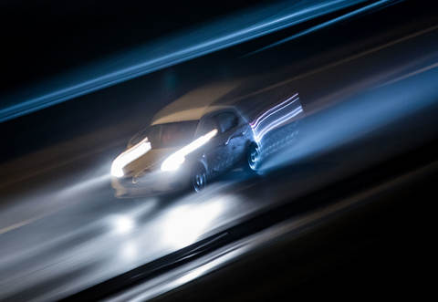 An einer Linkskurve geriet ein 24-Jähriger offenbar wegen zu hoher Geschwindigkeit nach rechts von der Fahrbahn ab, wurde von der dortigen Leitplanke abgewiesen und auf die Gegenfahrbahn geschleudert.