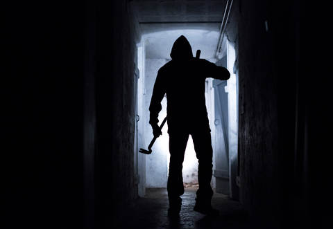 Ein Unbekannter hat sich an der Lagerhalle einer Firma in Friolzheim zu schaffen gemach - und das bereits zum zweiten Mal.